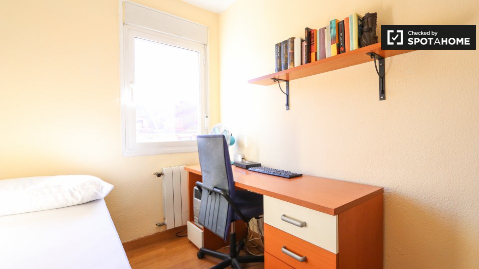 Double room Madrid, 3 beds, 62m² — photo 2
