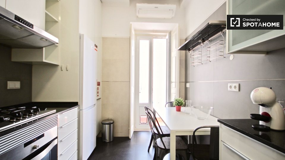Apartment Lisbon, 2 beds, 75m² — photo 19