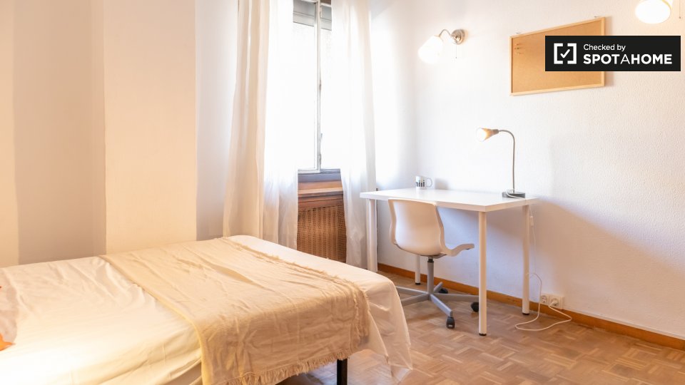 Double room Madrid, 6 beds, 152m² — photo 2