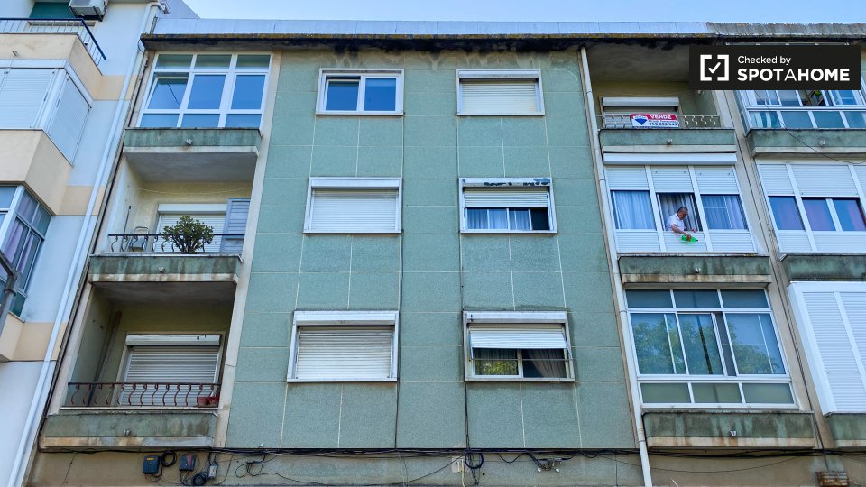 Double room Lisbon, 3 beds, 63m² — photo 9