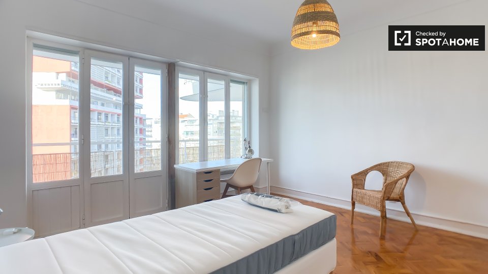 Double room Lisbon, 3 beds — photo 14