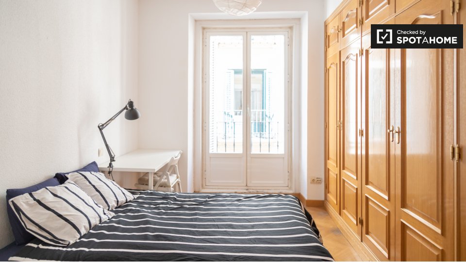 Double room Madrid, 7 beds, 140m² — photo 1