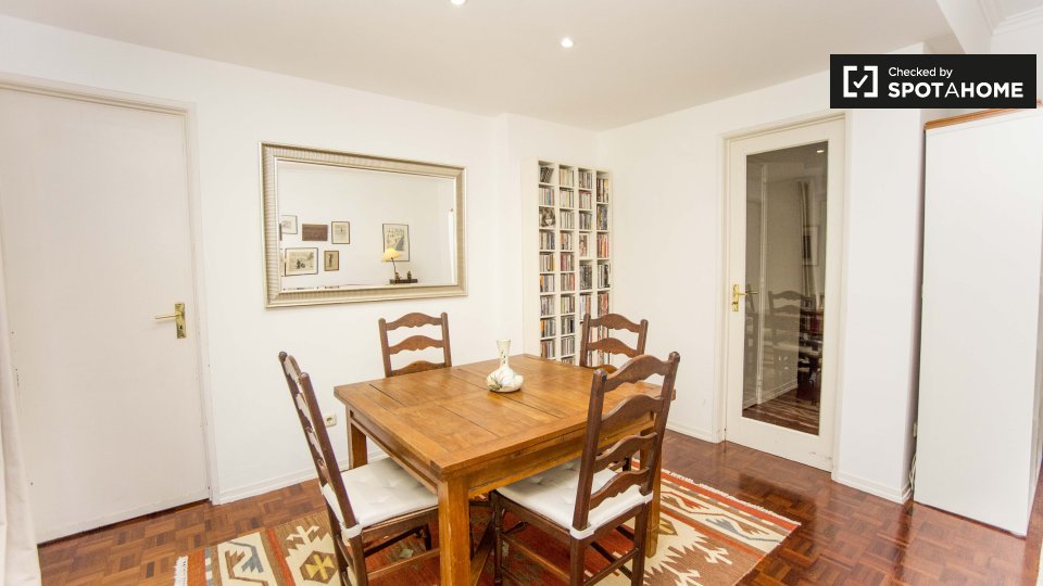 Double room Lisbon, 3 beds, 80m² — photo 8