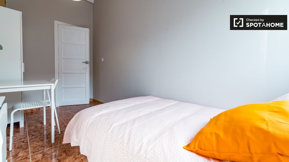Ample room in 6-bedroom apartment in Extramurs, Valencia