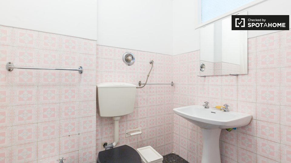 Double room Lisbon, 3 beds — photo 11