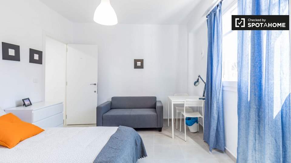 Double room Valencia, 3 beds, 80m² — photo 2