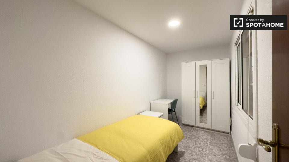 Double room Barcelona, 3 beds — photo 15