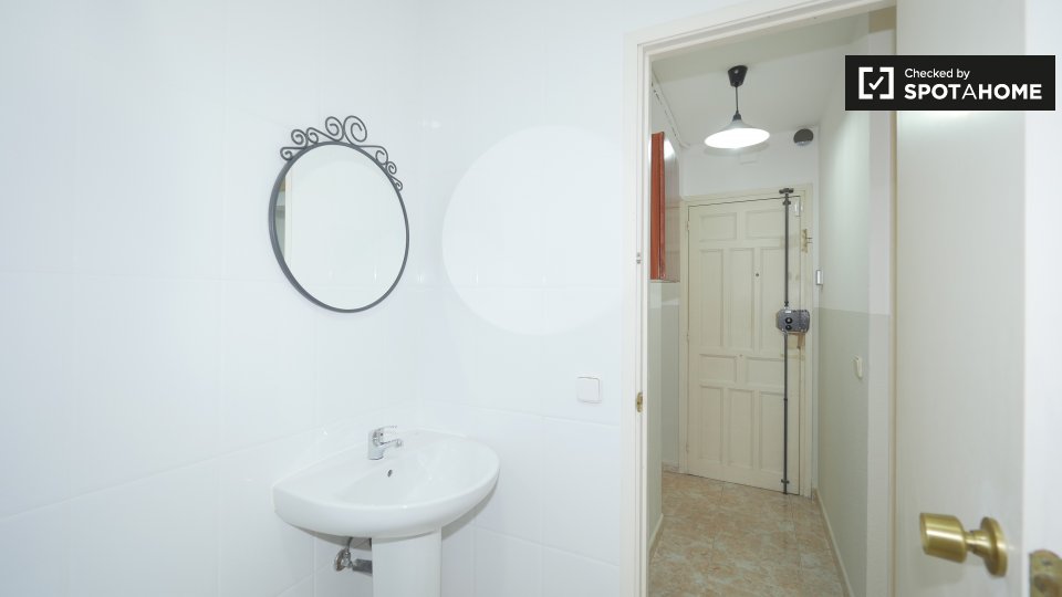 Double room Barcelona, 3 beds, 55m² — photo 9