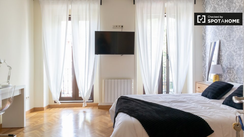 Double room Madrid, 5 beds, 157m² — photo 1