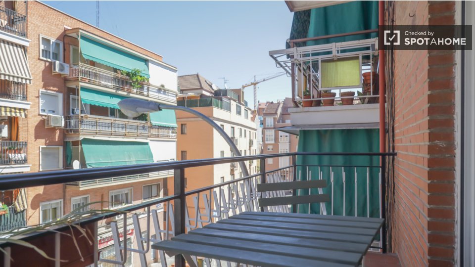 Double room Madrid, 5 beds, 140m² — photo 2
