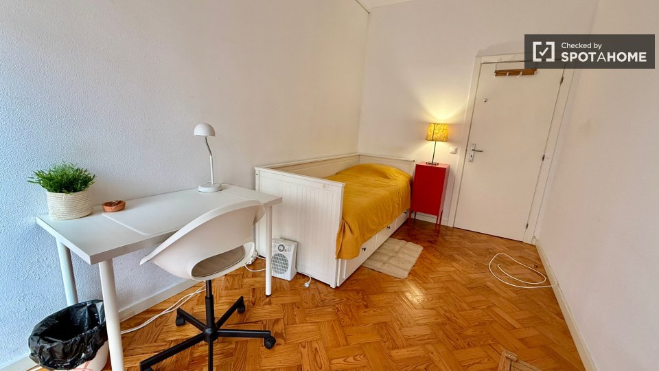 Double room Lisbon, 3 beds — photo 20