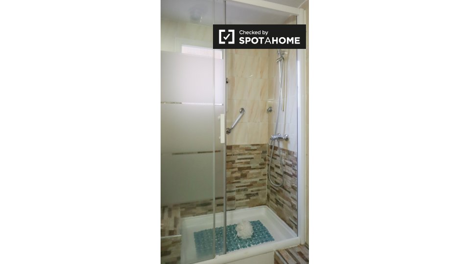 Double room Madrid, 3 beds, 91m² — photo 8