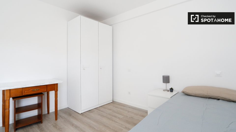 Double room Madrid, 3 beds, 85m² — photo 4