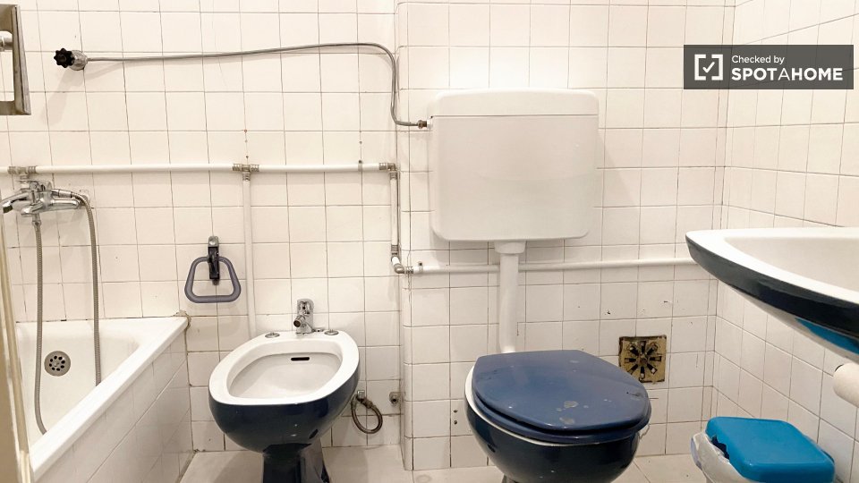 Double room Lisbon, 3 beds, 70m² — photo 17