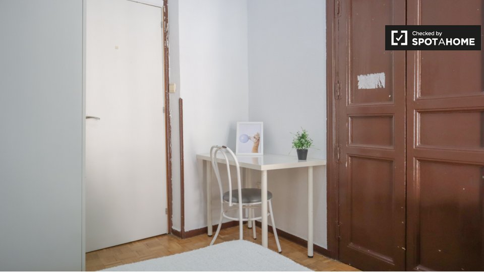 Double room Madrid, 5 beds, 90m² — photo 3