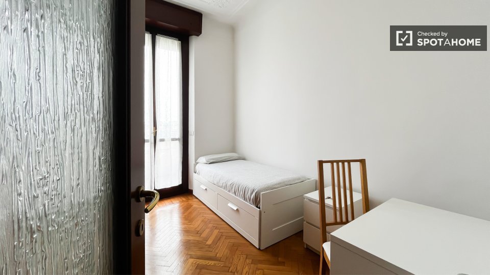 Stanza in appartamento condiviso con 2 camere da letto in affitto a Milano - a Milano