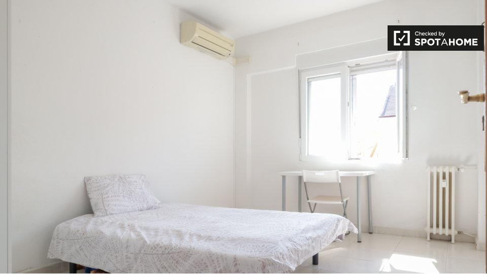 Double room Madrid, 5 beds, 120m² — photo 1