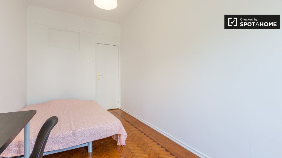 Double room Lisbon, 3 beds — photo 16