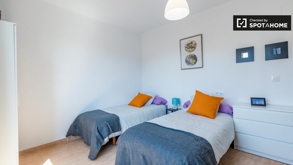 Double room Valencia, 3 beds, 80m² — photo 1