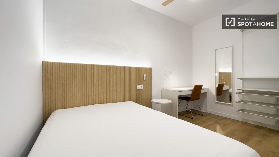 Double room Barcelona, 5 beds, 140m² — photo 1
