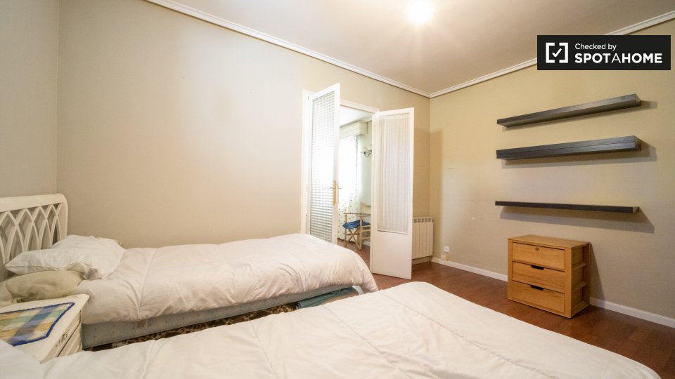 Double room Madrid, 5 beds, 150m² — photo 3