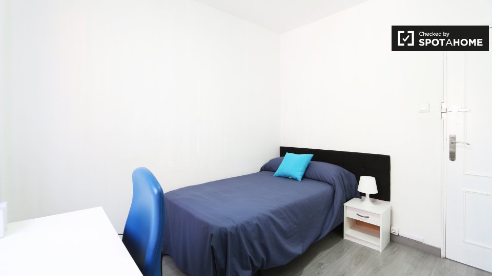 Double room Madrid, 5 beds, 96m² — photo 2