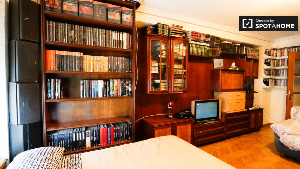 Double room Madrid, 5 beds, 125m² — photo 2