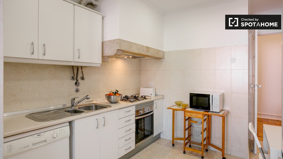 Double room Lisbon, 4 beds — photo 17