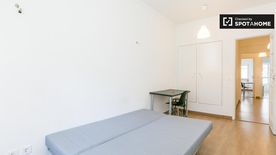 Double room Lisbon, 3 beds, 60m² — photo 3