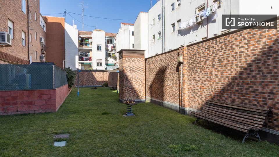 Double room Madrid, 2 beds — photo 6