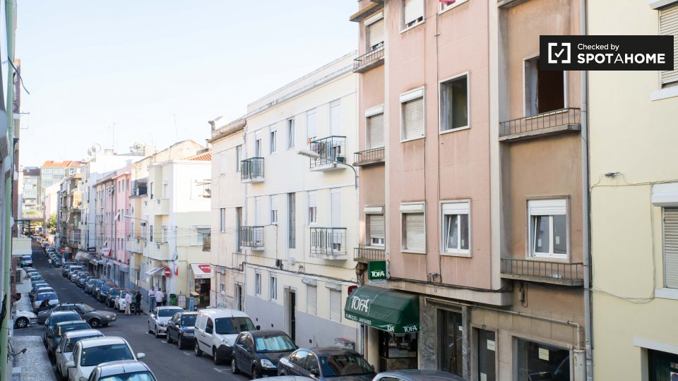 Double room Lisbon, 3 beds, 60m² — photo 5