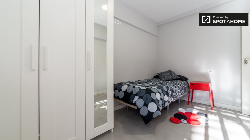 Double room Valencia, 3 beds, 65m² — photo 15