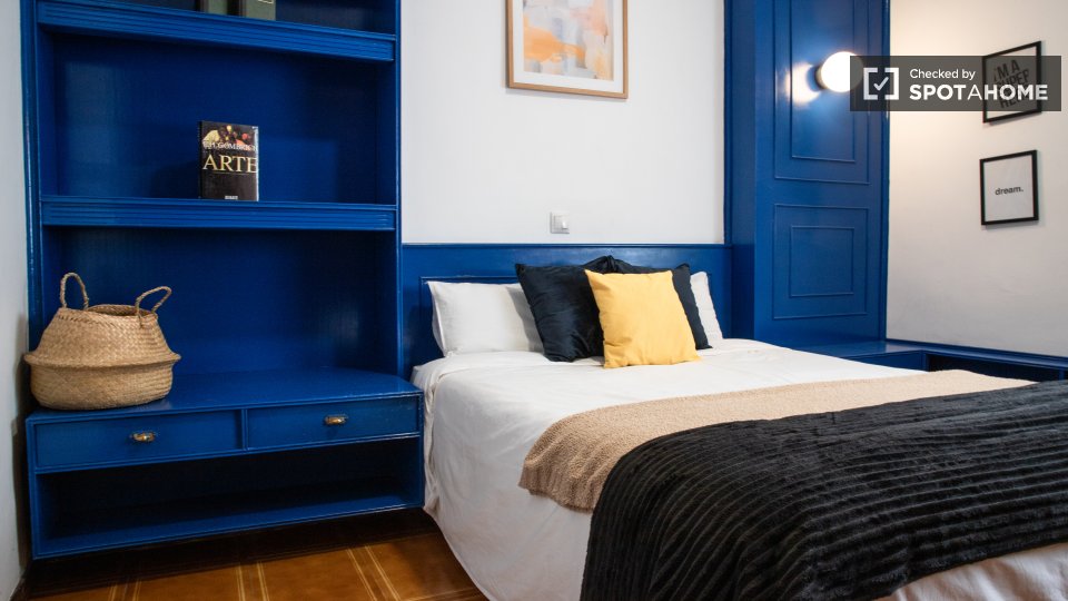 Here is the English translation:
Camera for rent in an apartment with 5 bedrooms in Argüelles, Madrid - in Madrid