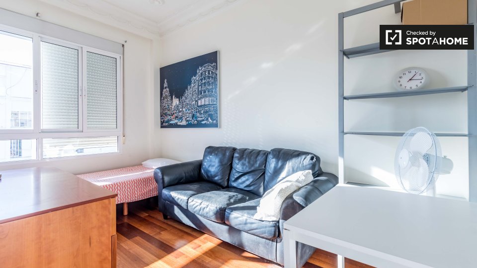 Double room Valencia, 5 beds, 100m² — photo 2