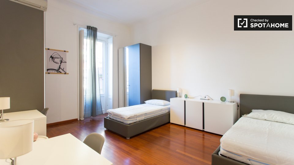 Letto in affitto in appartamento con 3 camere da letto a Milano