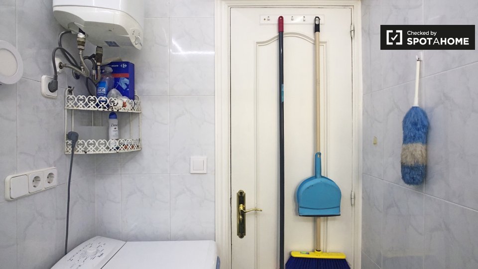 Double room Madrid, 3 beds, 40m² — photo 12