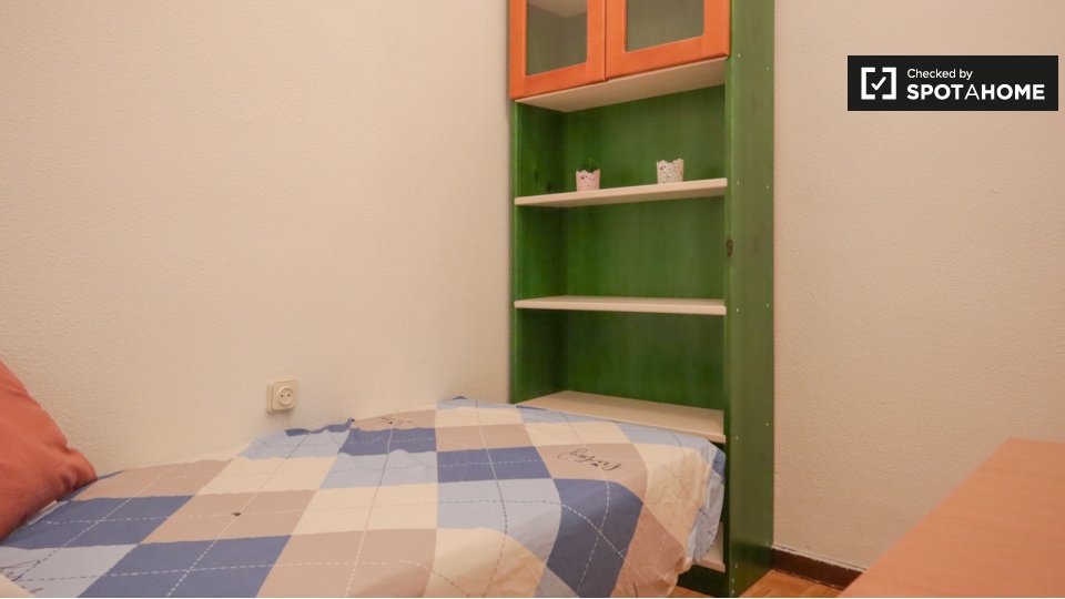 Double room Madrid, 5 beds, 90m² — photo 12