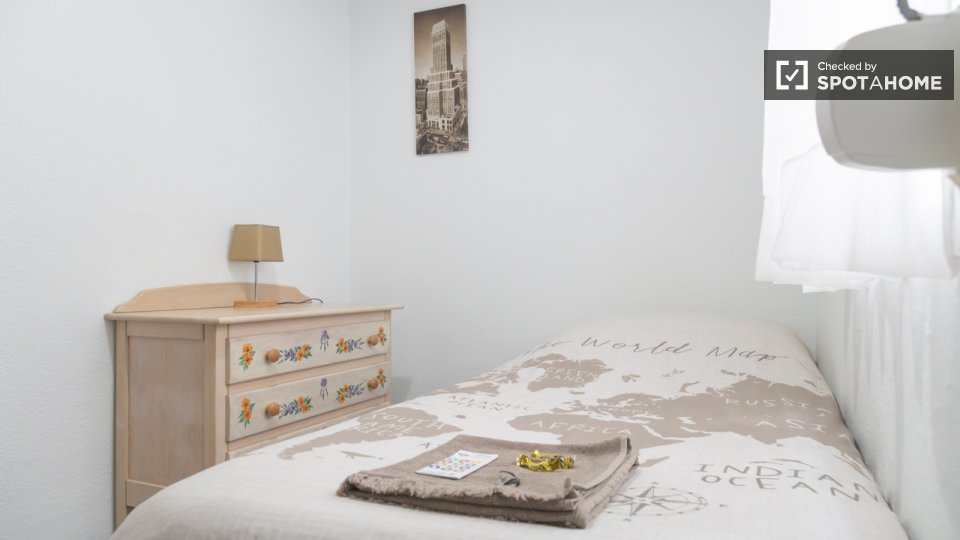 Double room Madrid, 3 beds — photo 11