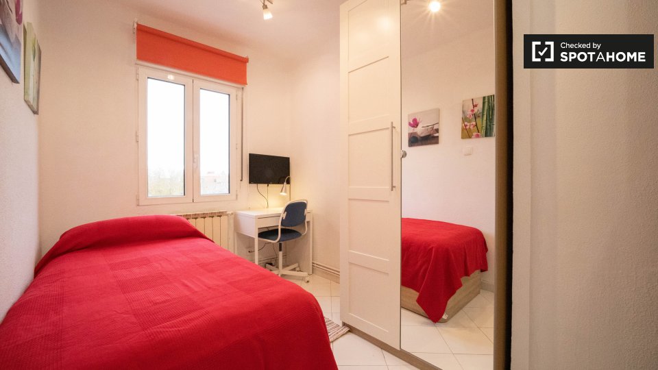 Double room Madrid, 5 beds, 110m² — photo 4