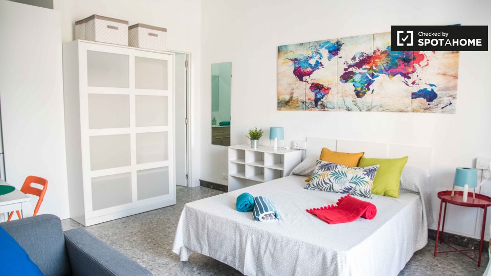 Self contained studio apartment for rent, Ciutat Vella - à Valence