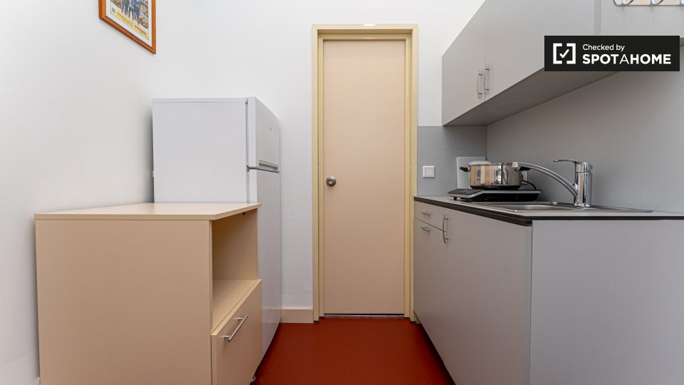 Double room Berlin, 2 beds, 15m² — photo 11