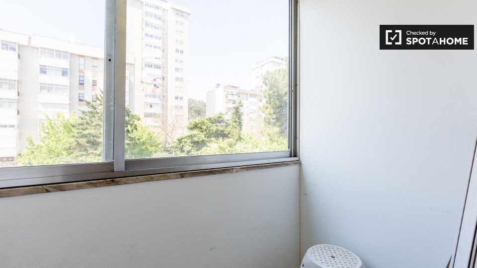 Double room Lisbon, 3 beds — photo 19