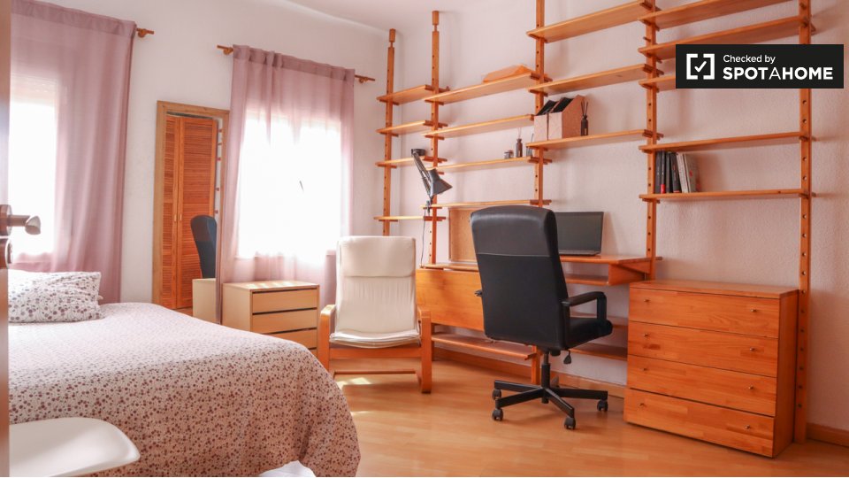 Double room Madrid, 3 beds, 79m² — photo 1