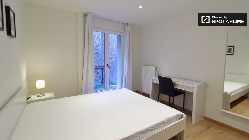 Double room Brussels, 3 beds, 100m² — photo 1