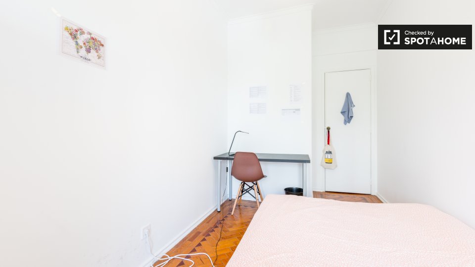 Double room Lisbon, 3 beds — photo 4