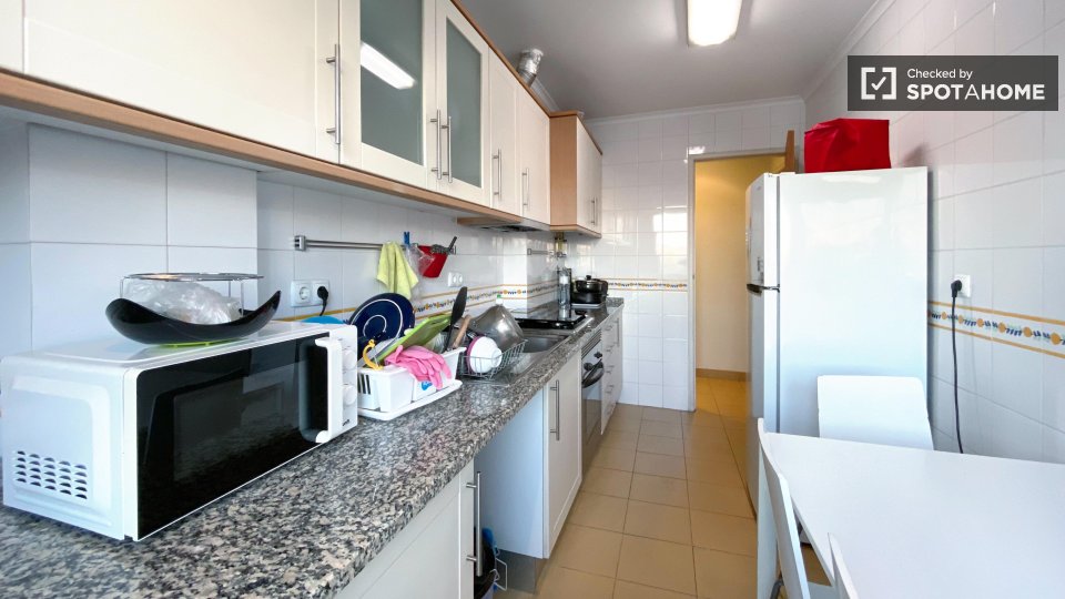 Double room Lisbon, 3 beds — photo 48