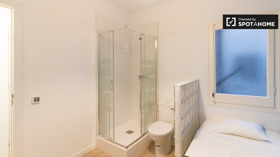 Double room Barcelona, 5 beds, 75m² — photo 2