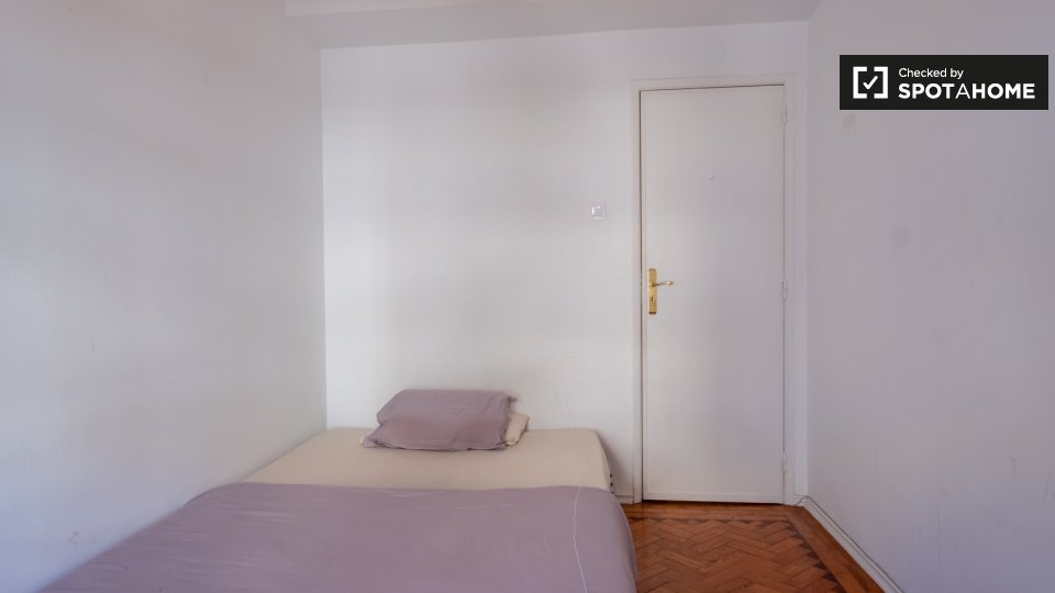 Double room Lisbon, 3 beds — photo 2