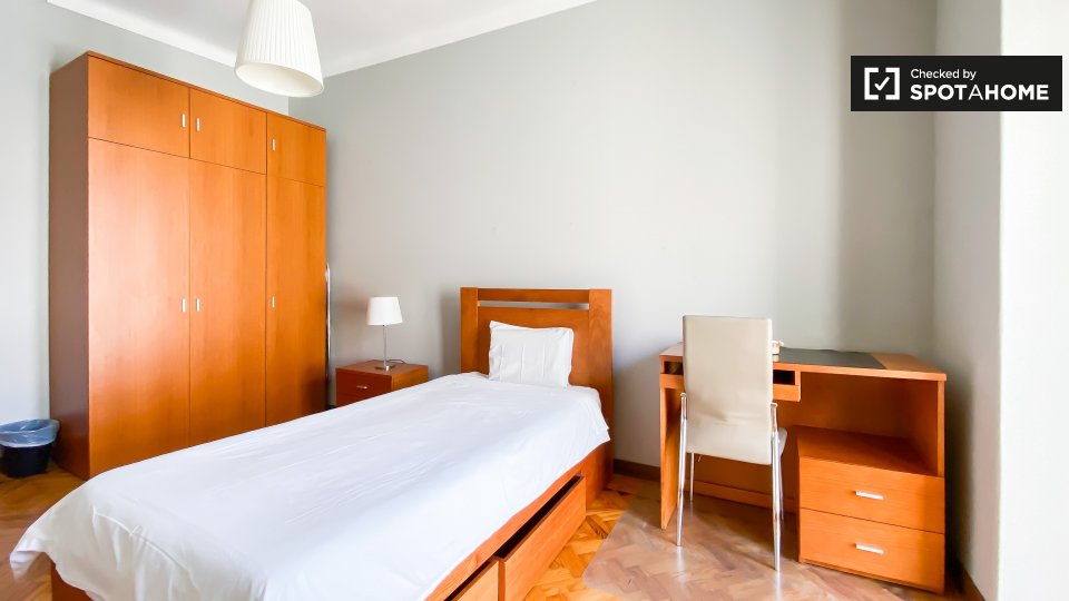 Double room Lisbon, 5 beds — photo 40
