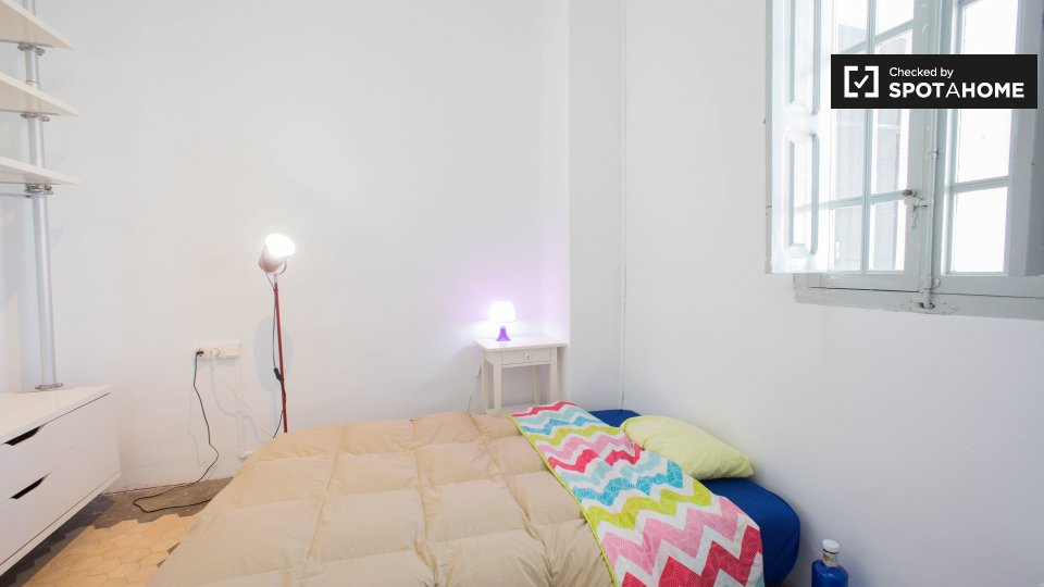 Double room Valencia, 5 beds, 85m² — photo 1